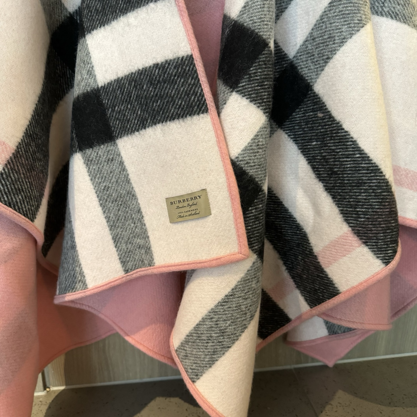 𝐁𝐔𝐑𝐁𝐄𝐑𝐑𝐘斗篷🆕 双面双色格纹羊绒披肩，不规则剪裁，均码，模特162的效果图精制披肩，选用柔软的羊