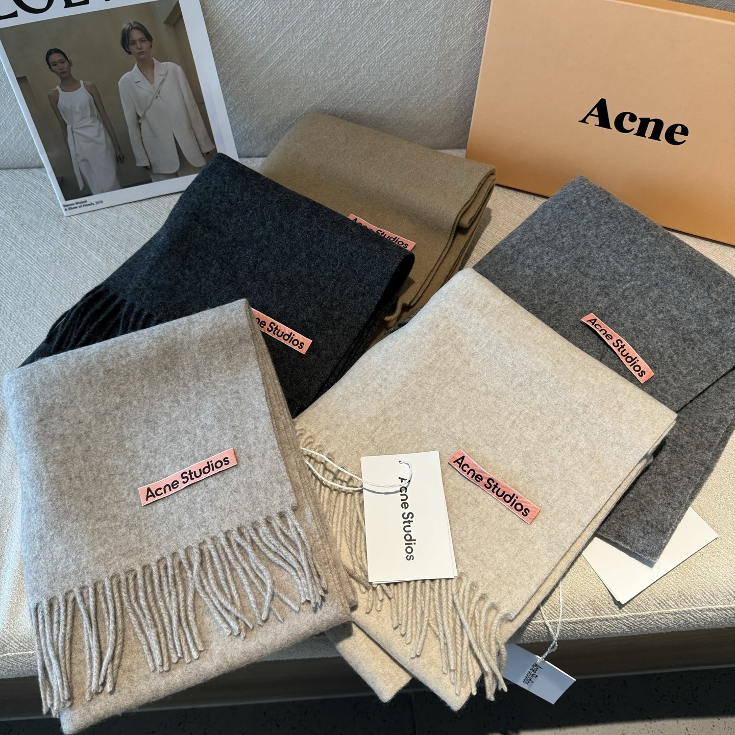 NO:603651,Acne's main series~ This year is really popular~ Synonymous with fashionable temperament, it has a high-end aura, soft, glutinous, thick and warm. Let's talk about the color matching and craftsmanship. First of all, the color matching is this year's super popular solid color new color.  studios19860909Acne 主打的系列~今年这个真是红啊~时髦气质的代名词自带高级气场软软糯糯厚实温暖再来说下配色和工艺吧,首先配色就是今年超流行纯色新色,有着深浅色系的百搭,又很有时髦感有着ACNE那种纯色百搭实用性,45*180cm真的超级好驾驭,男神女神通吃纯尾4箱,务必全收高版本围巾,高版本围巾,acne studios,scarf