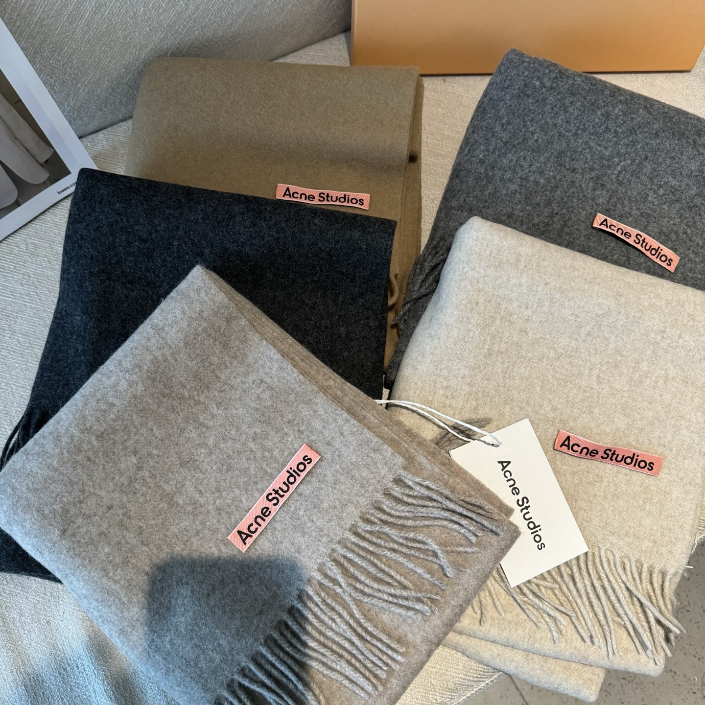 Acne 主打的系列~今年这个真是红啊~时髦气质的代名词‼️♥️自带高级气场‼️软软糯糯厚实温暖‼️再来