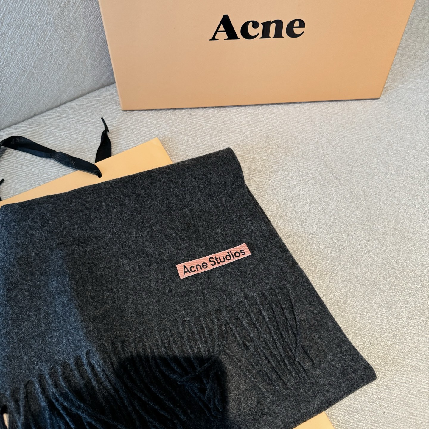 Acne 主打的系列~今年这个真是红啊~时髦气质的代名词‼️♥️自带高级气场‼️软软糯糯厚实温暖‼️再来