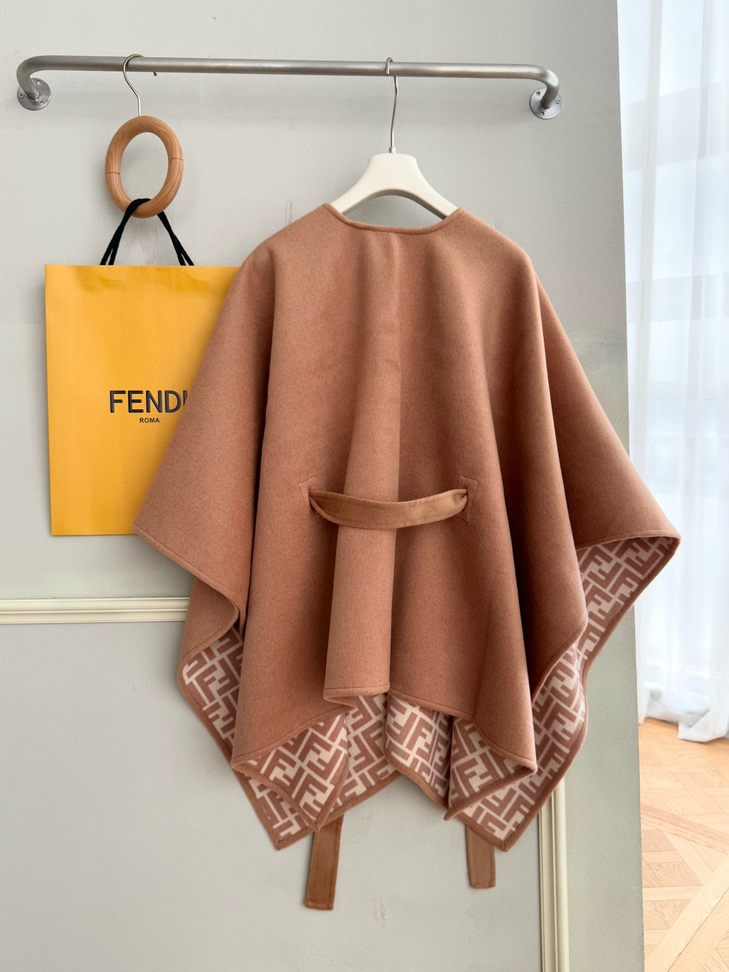 Fendi Fendi斗篷双面提花羊绒披肩｜奢雅双色，自在型格