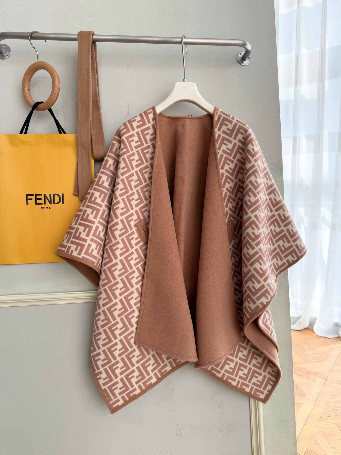 Fendi Fendi斗篷双面提花羊绒披肩｜奢雅双色，自在型格