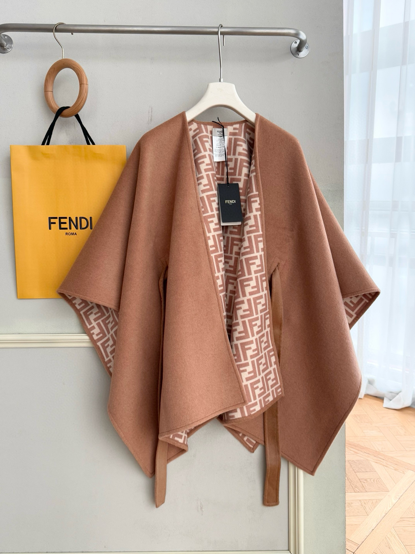 Fendi Fendi斗篷双面提花羊绒披肩｜奢雅双色，自在型格