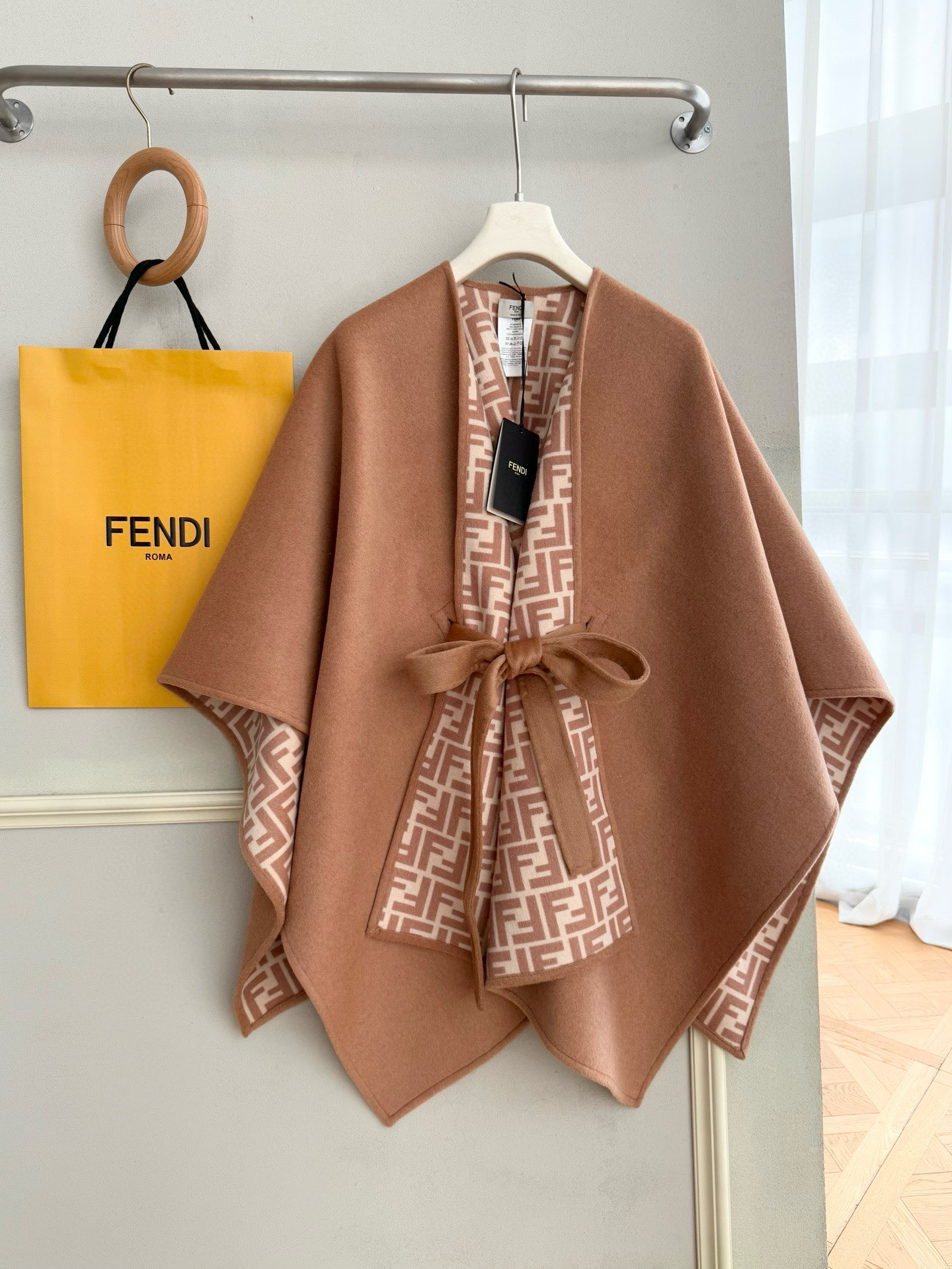 Fendi Fendi斗篷双面提花羊绒披肩｜奢雅双色，自在型格