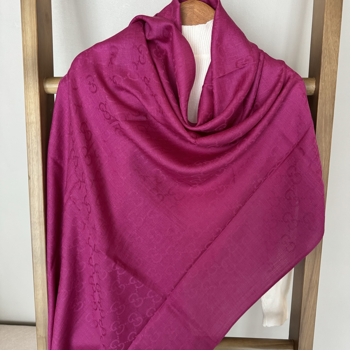 Gucci经典披肩👑👫✨【GG老花薄款长巾】G专柜的常青树款，中性款男女都可用，品质极好❗️经典双G提花