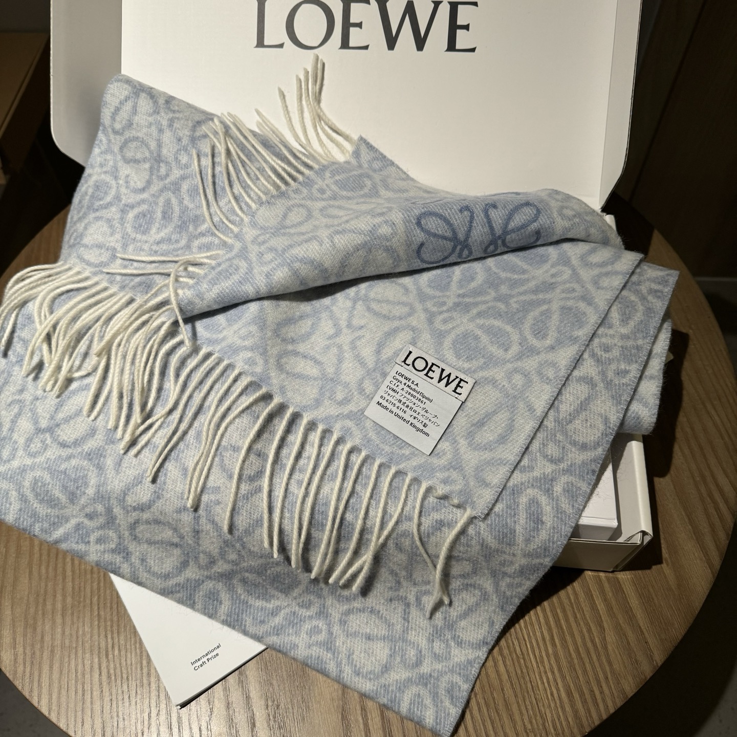 简直了！罗意威新品围巾太火爆了2025秋冬新品围巾升级后的棋盘格也太精致好看了印有浮雕anagram经典