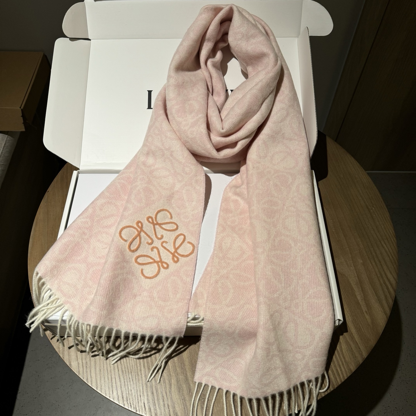 简直了！罗意威新品围巾太火爆了2025秋冬新品围巾升级后的棋盘格也太精致好看了印有浮雕anagram经典