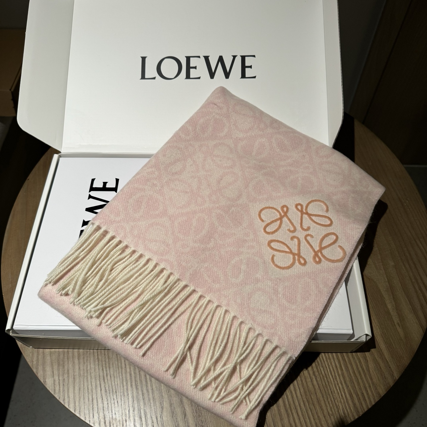 简直了！罗意威新品围巾太火爆了2025秋冬新品围巾升级后的棋盘格也太精致好看了印有浮雕anagram经典