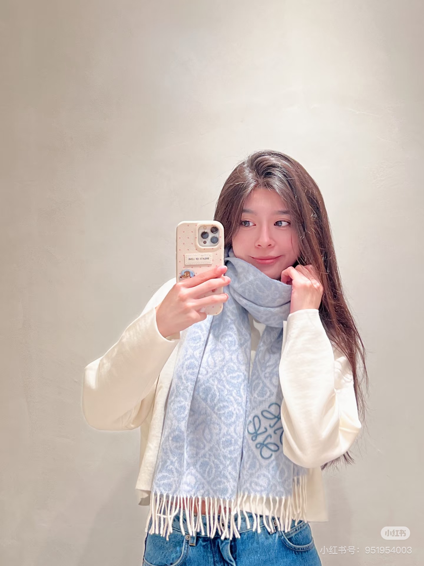 简直了！罗意威新品围巾太火爆了2025秋冬新品围巾升级后的棋盘格也太精致好看了印有浮雕anagram经典