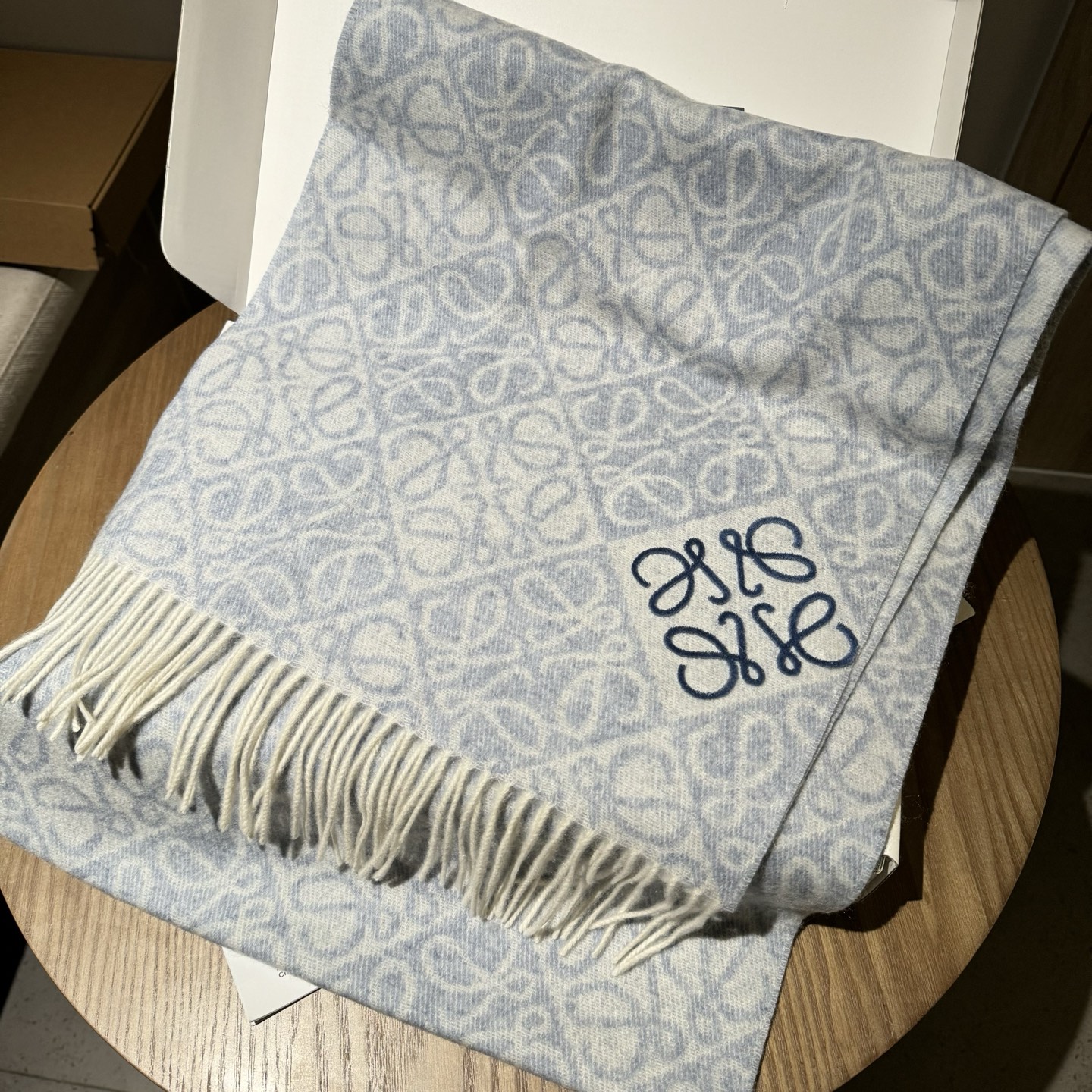 简直了！罗意威新品围巾太火爆了2025秋冬新品围巾升级后的棋盘格也太精致好看了印有浮雕anagram经典