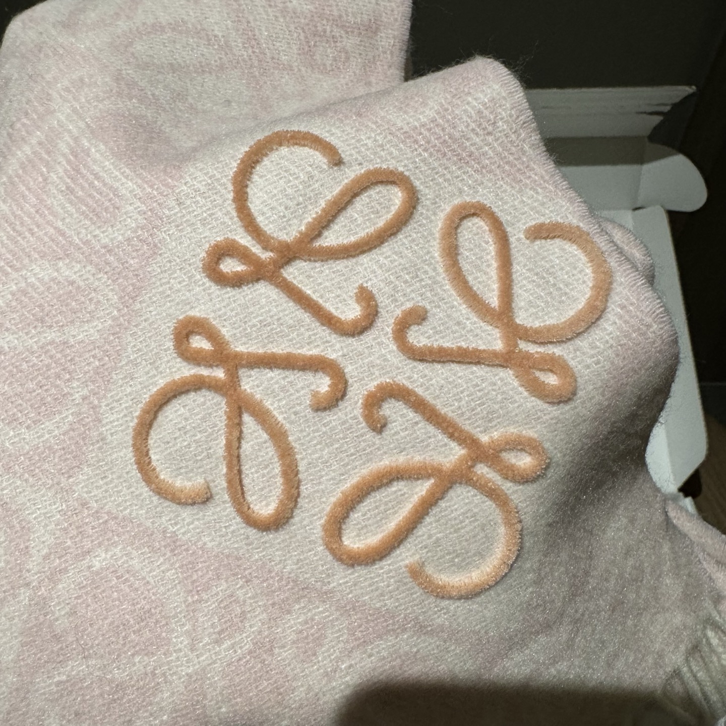 简直了！罗意威新品围巾太火爆了2025秋冬新品围巾升级后的棋盘格也太精致好看了印有浮雕anagram经典