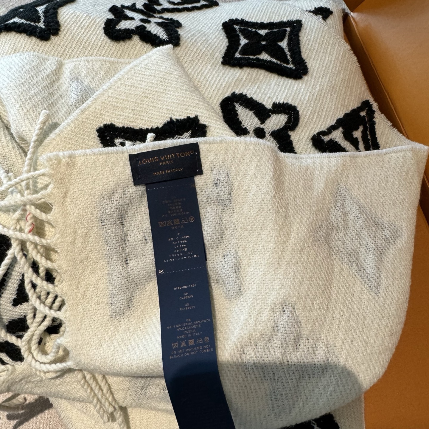 出货 LV3D围巾为柔软毛绒混纺织入Monogram图案，再以撞色羊毛皮演绎瞩目3D效果。剪花工艺令两面