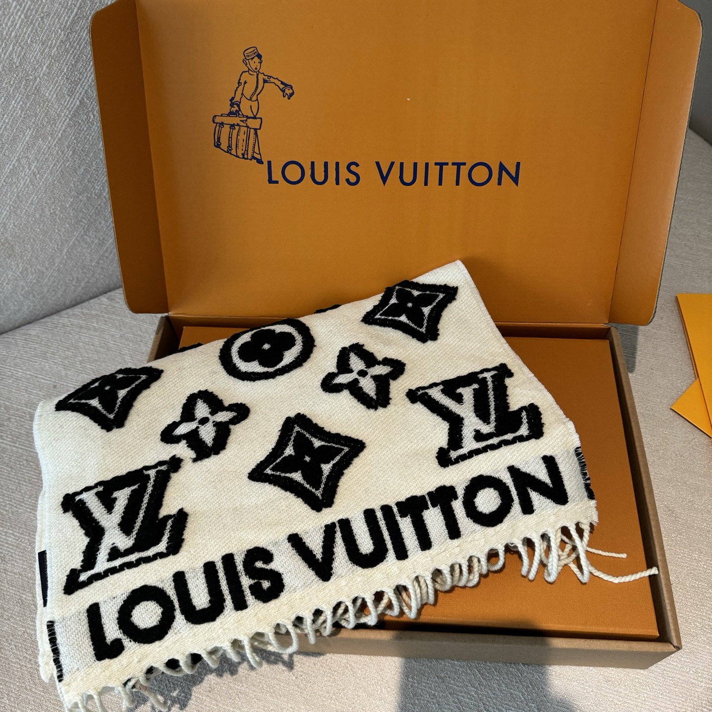 出货 LV3D围巾为柔软毛绒混纺织入Monogram图案，再以撞色羊毛皮演绎瞩目3D效果。剪花工艺令两面