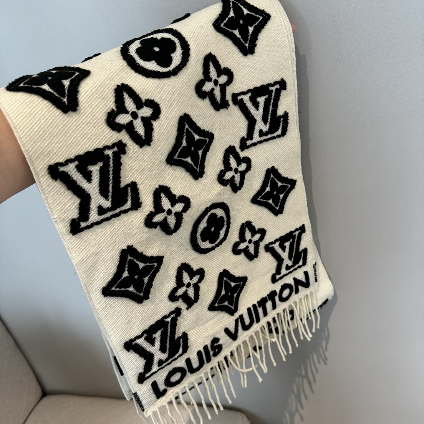 出货 LV3D围巾为柔软毛绒混纺织入Monogram图案，再以撞色羊毛皮演绎瞩目3D效果。剪花工艺令两面