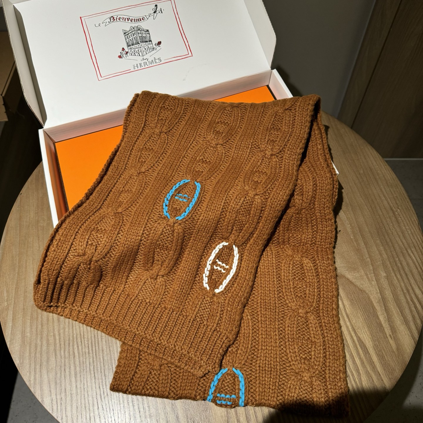 冬天必须要入的一条爱马仕围巾，真皮手工编织多彩的豬鼻🐽图案，设计经典且时尚，很是招人喜欢，一见倾心！材质