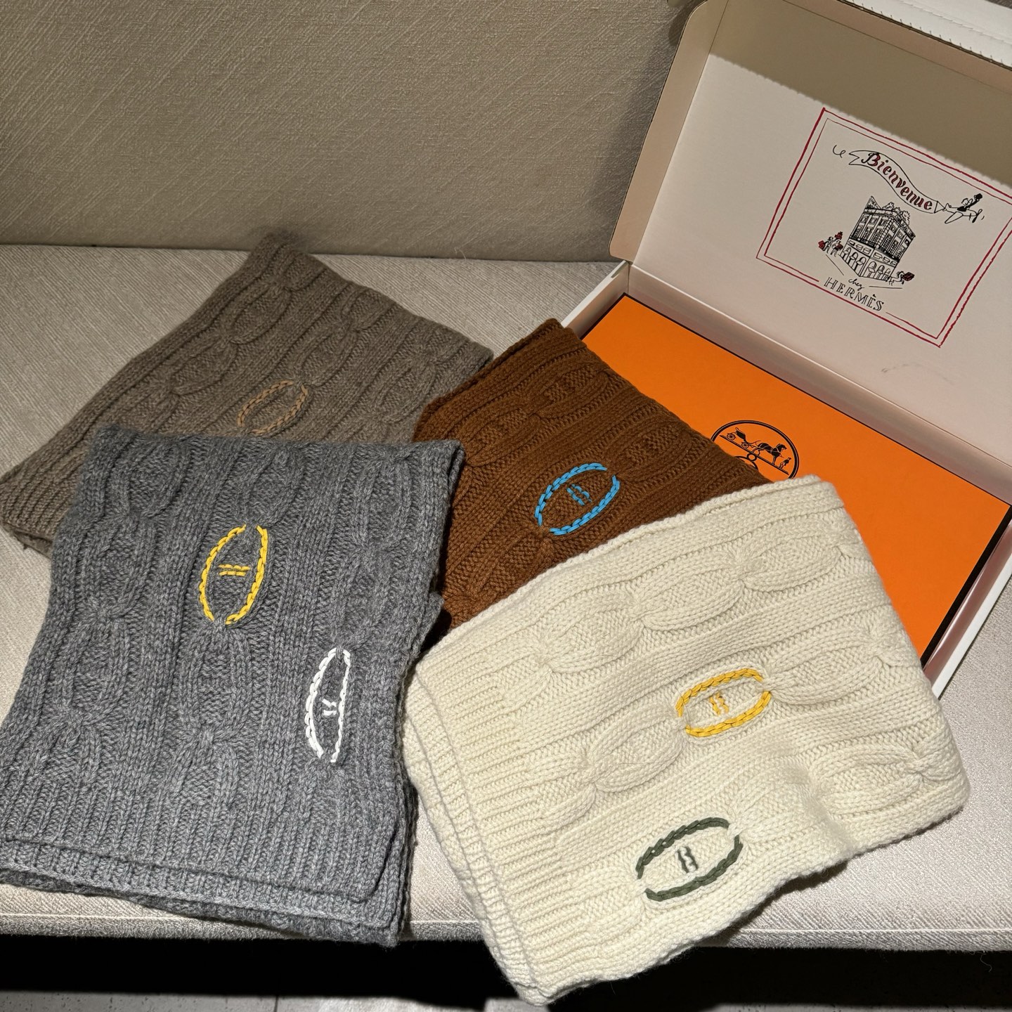 冬天必须要入的一条爱马仕围巾，真皮手工编织多彩的豬鼻🐽图案，设计经典且时尚，很是招人喜欢，一见倾心！材质