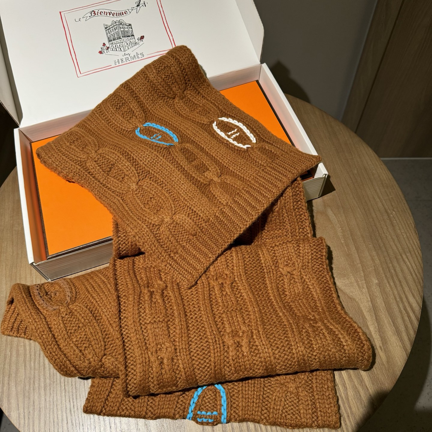 冬天必须要入的一条爱马仕围巾，真皮手工编织多彩的豬鼻🐽图案，设计经典且时尚，很是招人喜欢，一见倾心！材质