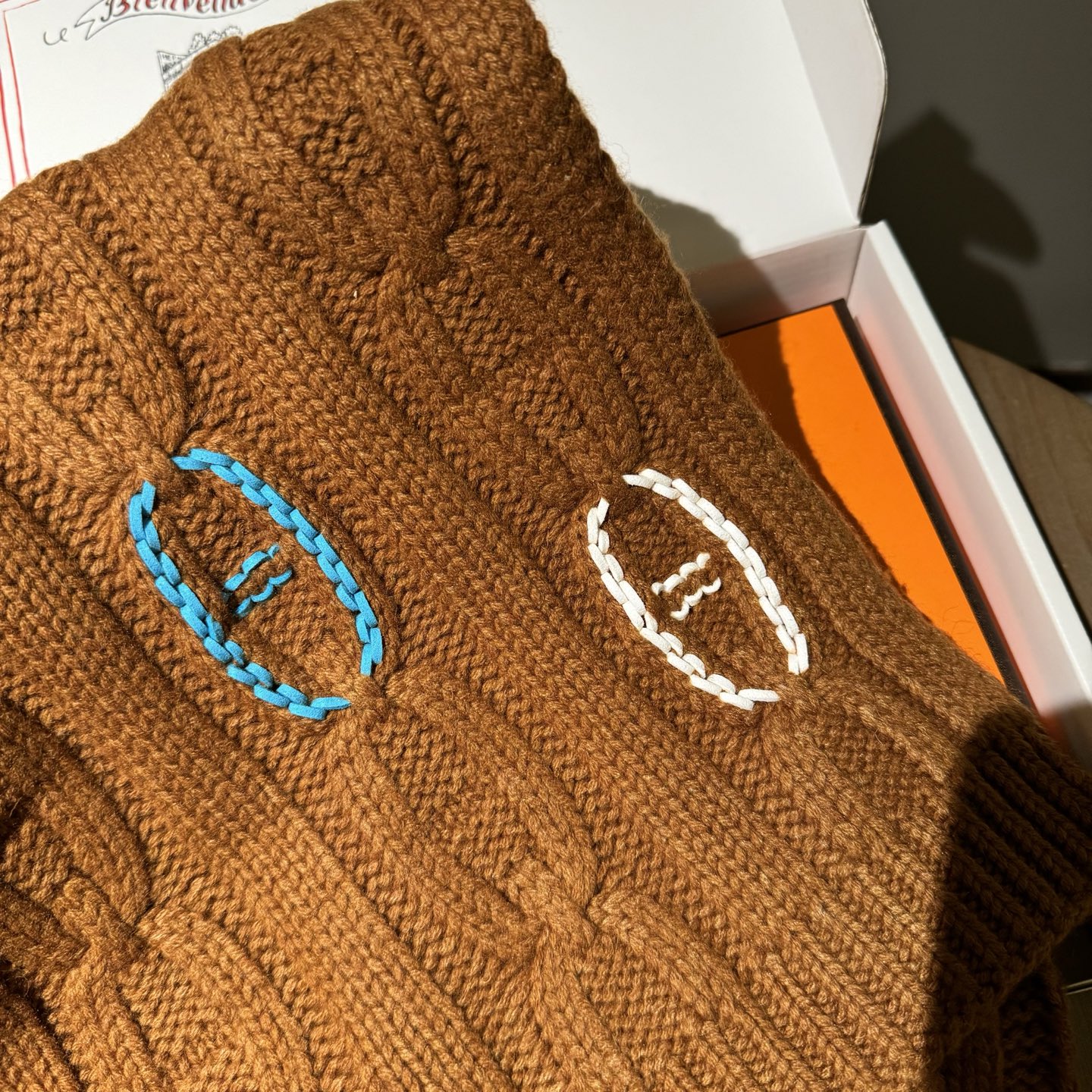 冬天必须要入的一条爱马仕围巾，真皮手工编织多彩的豬鼻🐽图案，设计经典且时尚，很是招人喜欢，一见倾心！材质