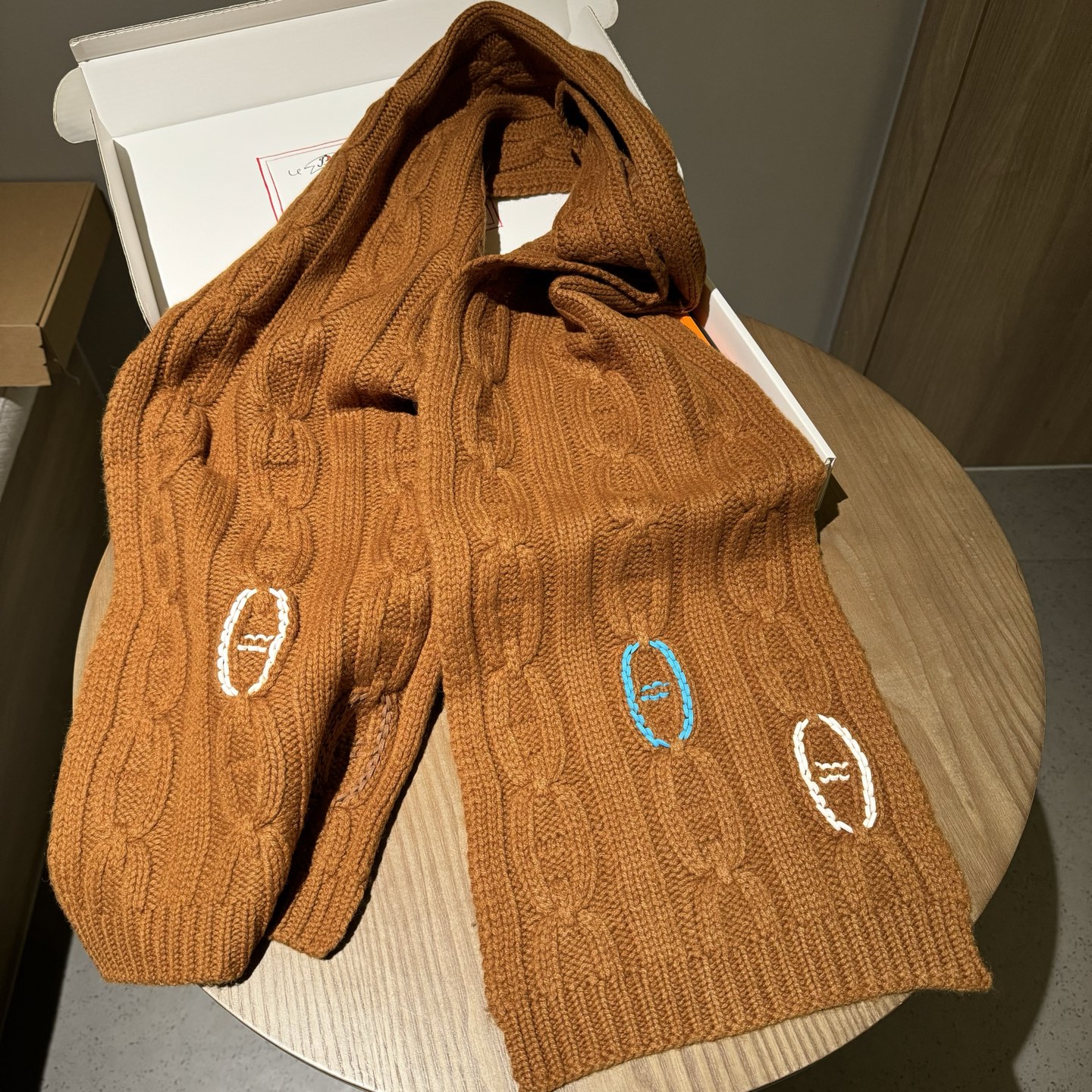 冬天必须要入的一条爱马仕围巾，真皮手工编织多彩的豬鼻🐽图案，设计经典且时尚，很是招人喜欢，一见倾心！材质