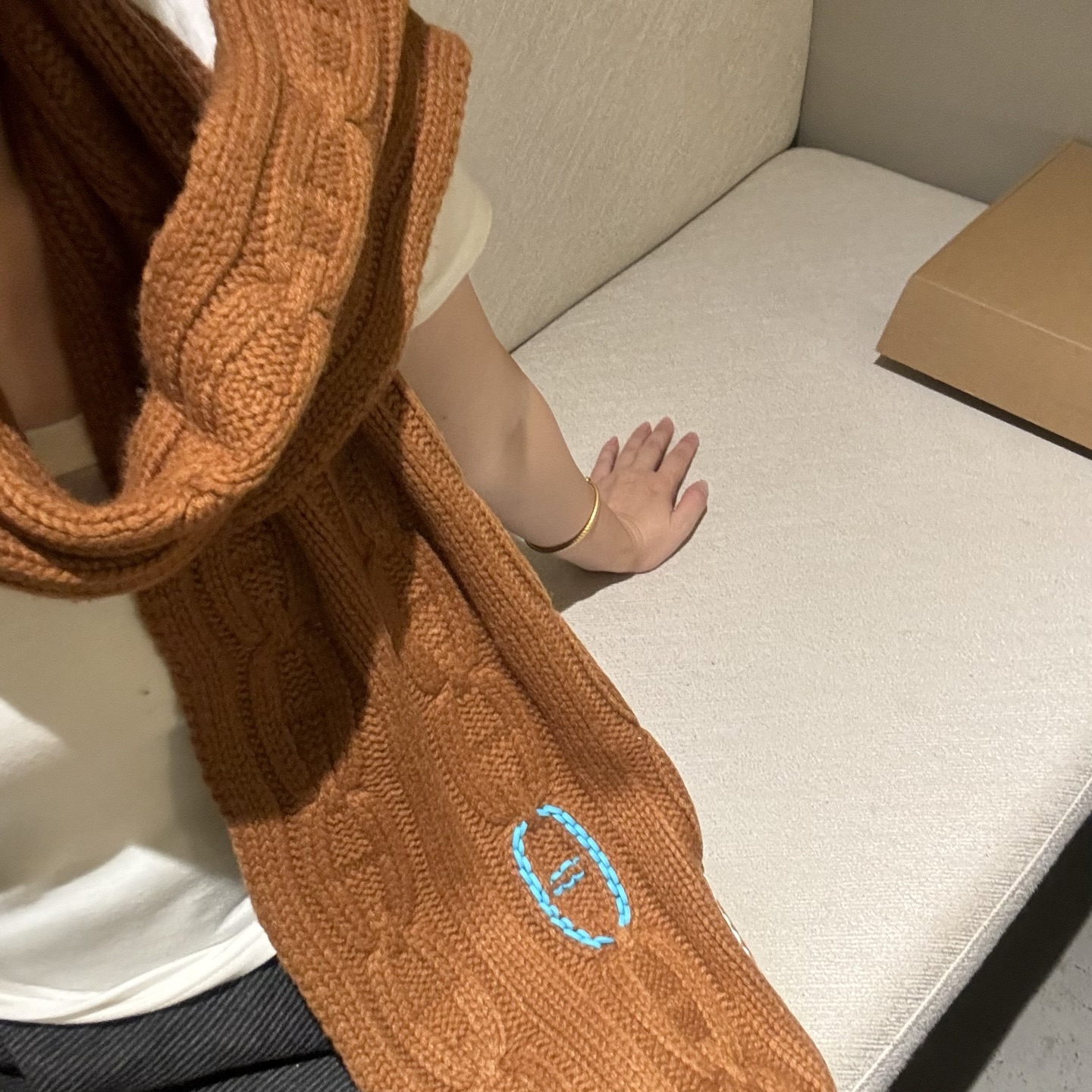 冬天必须要入的一条爱马仕围巾，真皮手工编织多彩的豬鼻🐽图案，设计经典且时尚，很是招人喜欢，一见倾心！材质