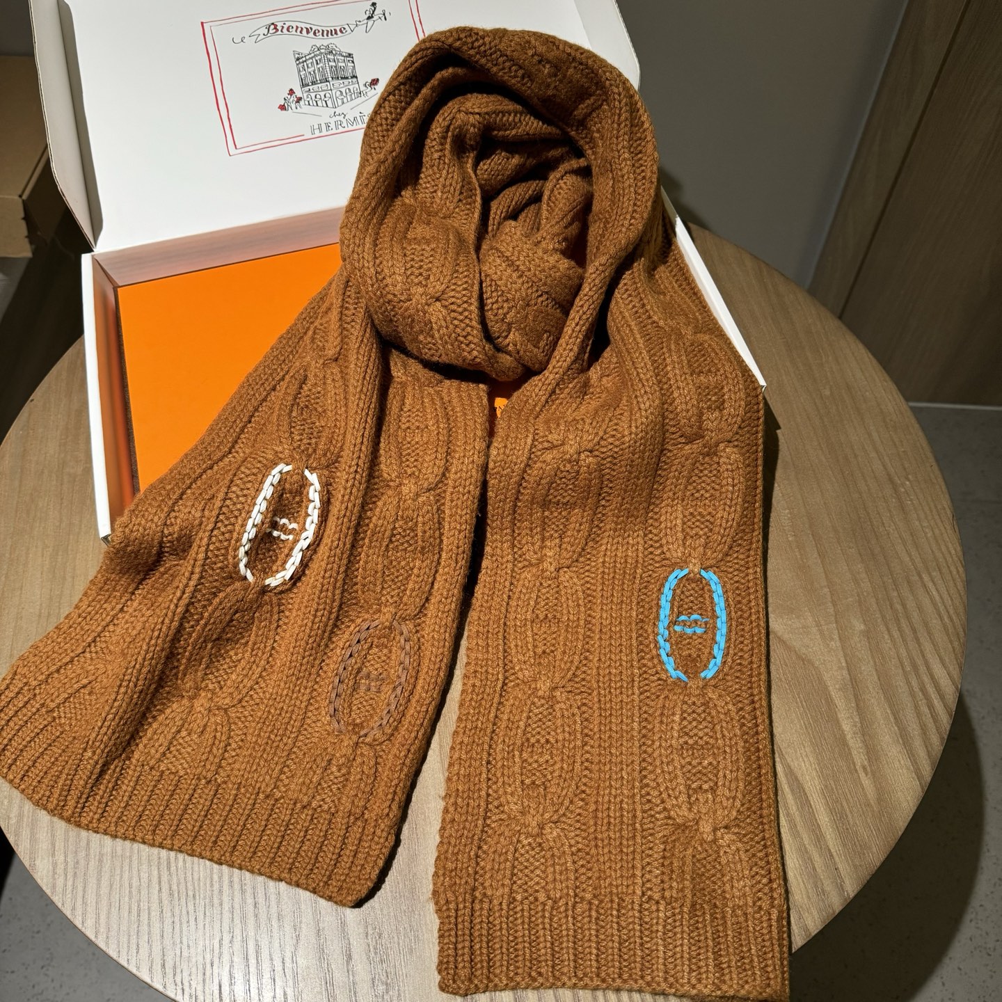 冬天必须要入的一条爱马仕围巾，真皮手工编织多彩的豬鼻🐽图案，设计经典且时尚，很是招人喜欢，一见倾心！材质