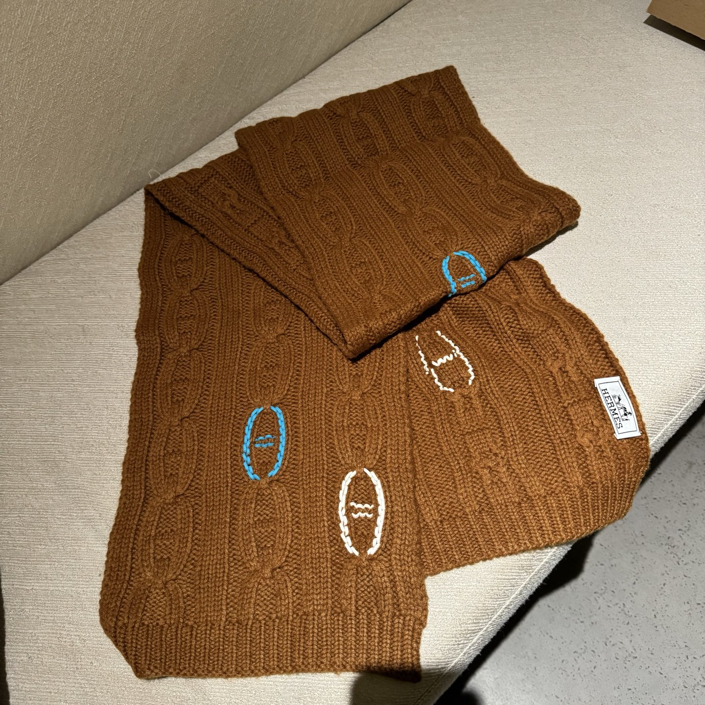 冬天必须要入的一条爱马仕围巾，真皮手工编织多彩的豬鼻🐽图案，设计经典且时尚，很是招人喜欢，一见倾心！材质