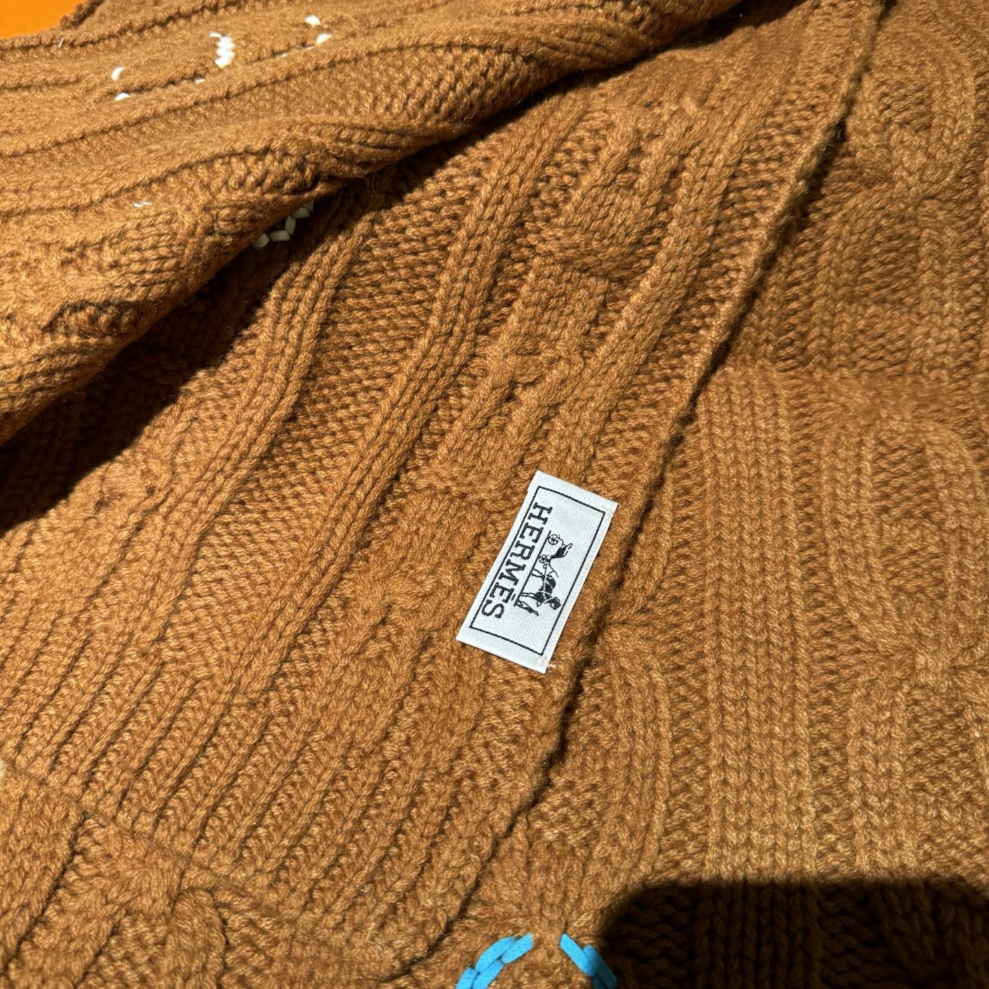 冬天必须要入的一条爱马仕围巾，真皮手工编织多彩的豬鼻🐽图案，设计经典且时尚，很是招人喜欢，一见倾心！材质