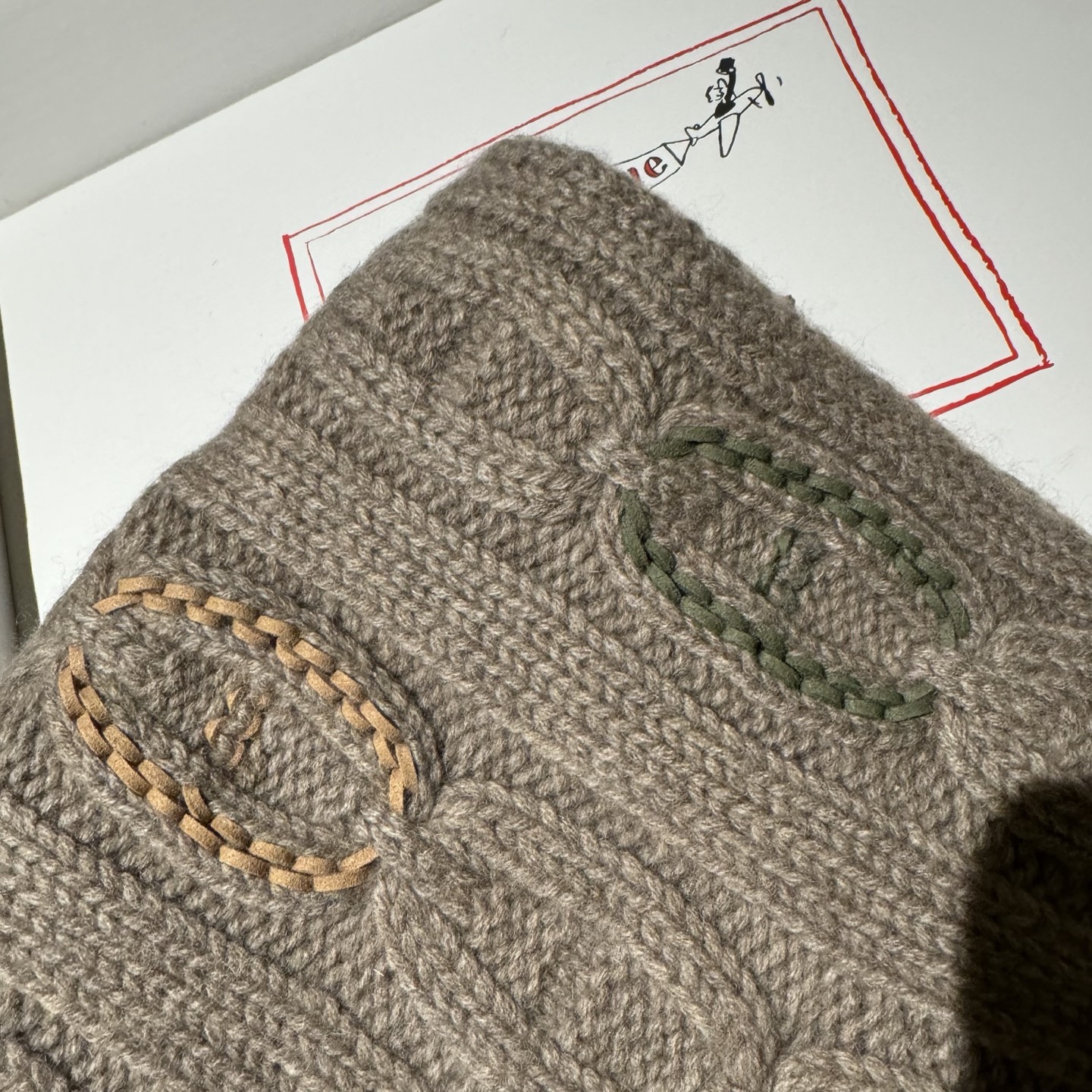 冬天必须要入的一条爱马仕围巾，真皮手工编织多彩的豬鼻🐽图案，设计经典且时尚，很是招人喜欢，一见倾心！材质