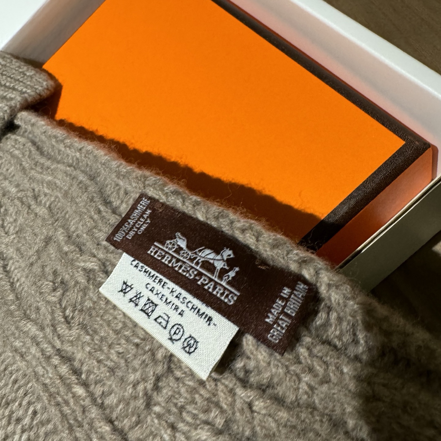 冬天必须要入的一条爱马仕围巾，真皮手工编织多彩的豬鼻🐽图案，设计经典且时尚，很是招人喜欢，一见倾心！材质