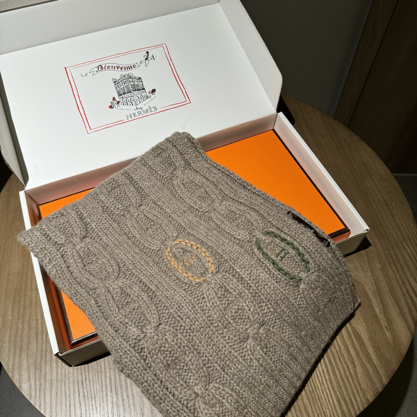 冬天必须要入的一条爱马仕围巾，真皮手工编织多彩的豬鼻🐽图案，设计经典且时尚，很是招人喜欢，一见倾心！材质