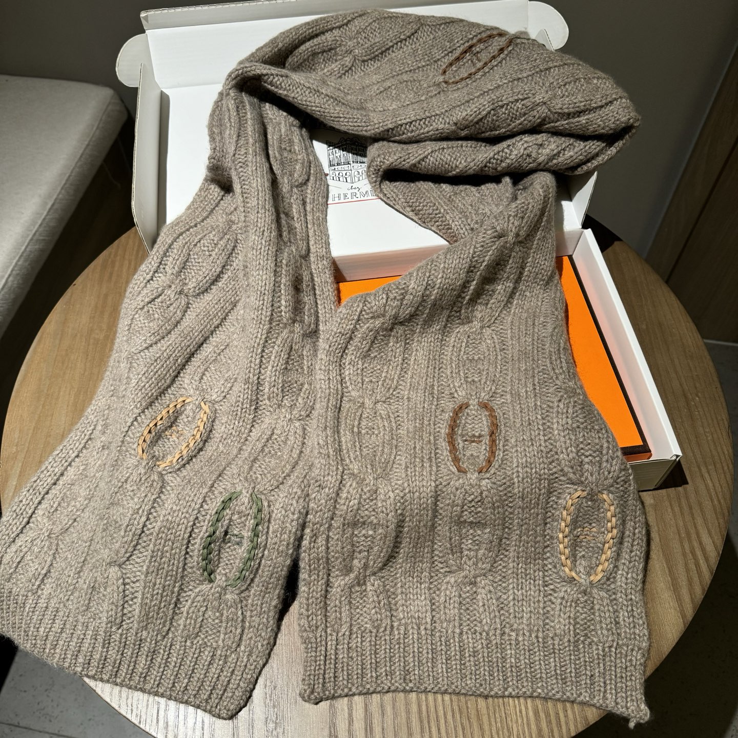 冬天必须要入的一条爱马仕围巾，真皮手工编织多彩的豬鼻🐽图案，设计经典且时尚，很是招人喜欢，一见倾心！材质