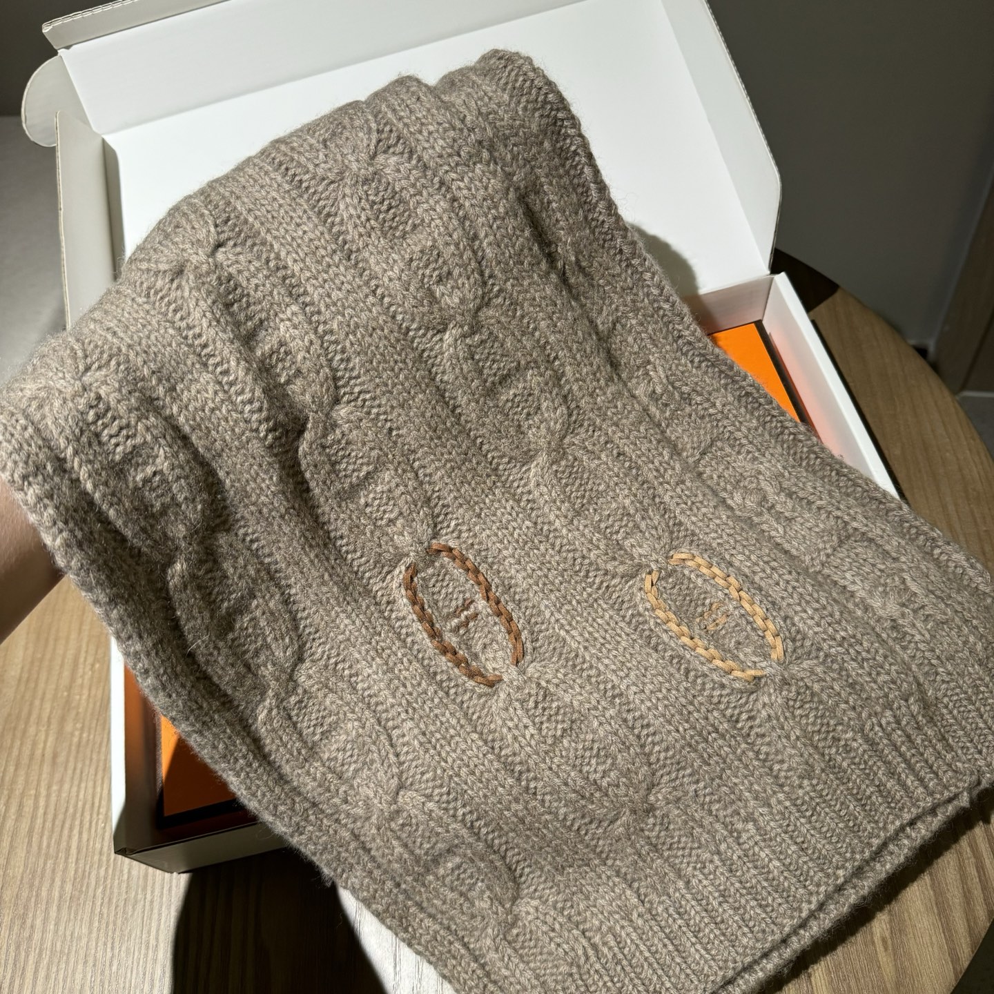 冬天必须要入的一条爱马仕围巾，真皮手工编织多彩的豬鼻🐽图案，设计经典且时尚，很是招人喜欢，一见倾心！材质