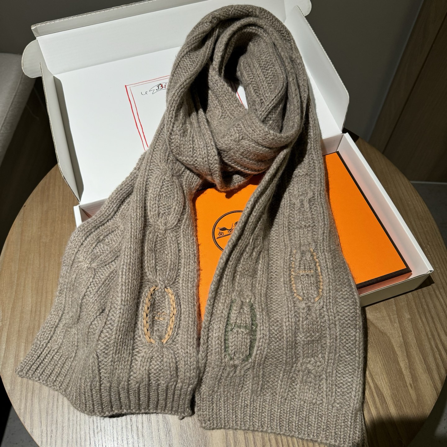 冬天必须要入的一条爱马仕围巾，真皮手工编织多彩的豬鼻🐽图案，设计经典且时尚，很是招人喜欢，一见倾心！材质