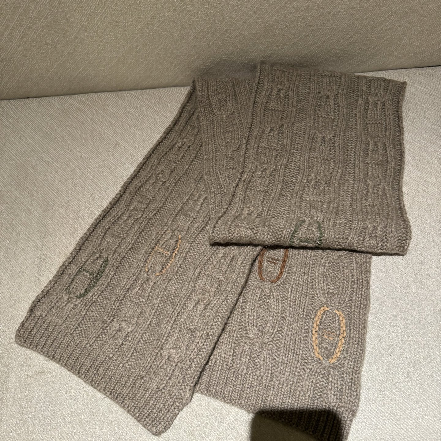 冬天必须要入的一条爱马仕围巾，真皮手工编织多彩的豬鼻🐽图案，设计经典且时尚，很是招人喜欢，一见倾心！材质