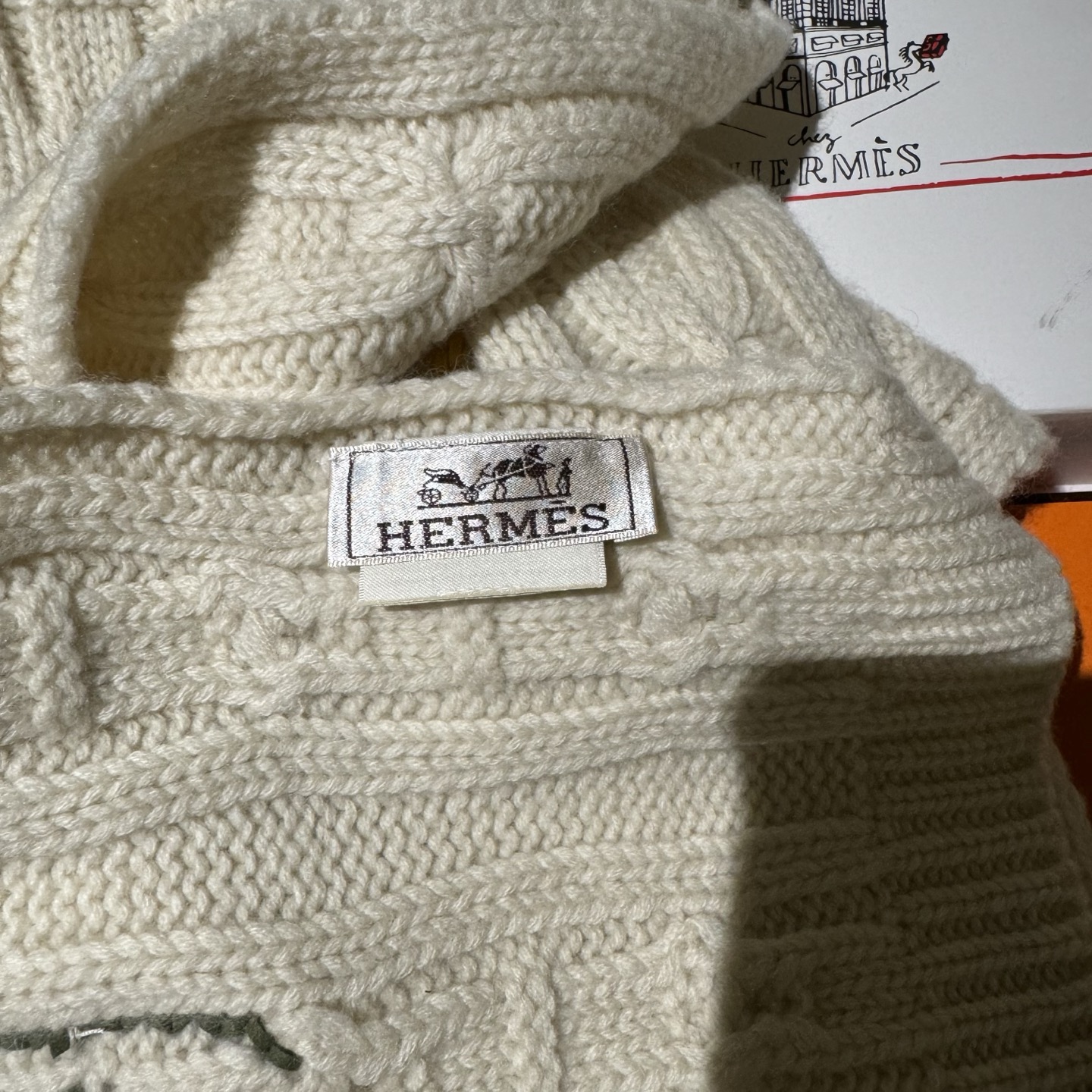 冬天必须要入的一条爱马仕围巾，真皮手工编织多彩的豬鼻🐽图案，设计经典且时尚，很是招人喜欢，一见倾心！材质