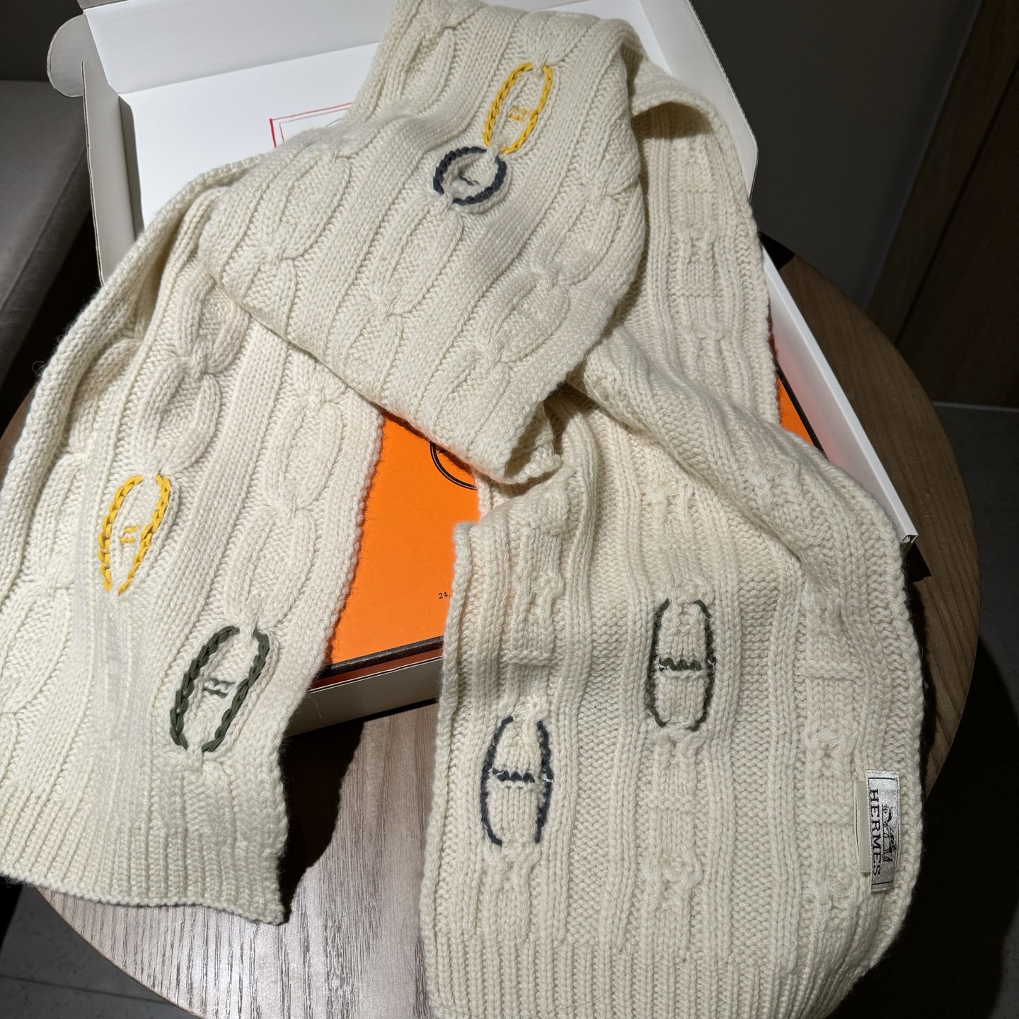 冬天必须要入的一条爱马仕围巾，真皮手工编织多彩的豬鼻🐽图案，设计经典且时尚，很是招人喜欢，一见倾心！材质