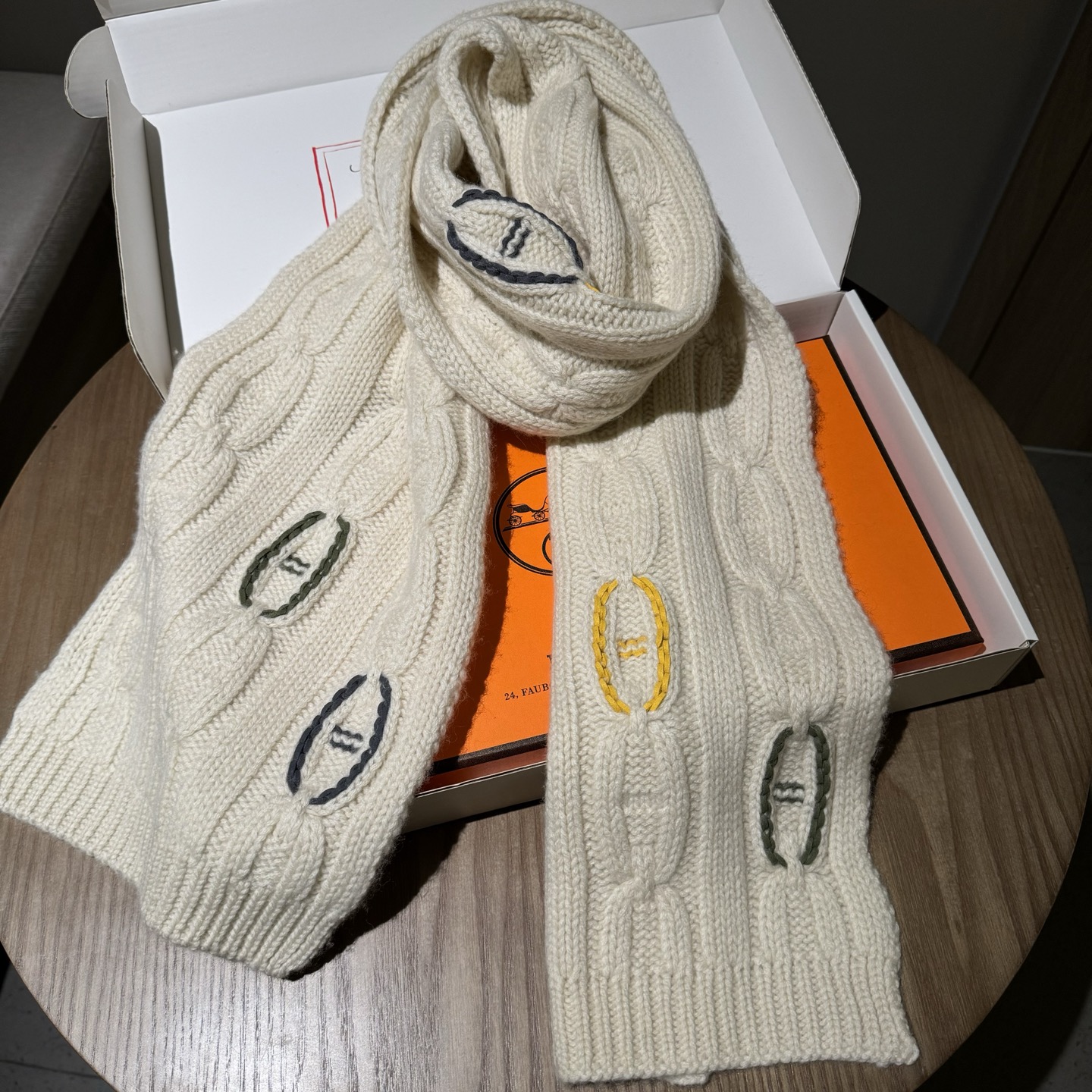 冬天必须要入的一条爱马仕围巾，真皮手工编织多彩的豬鼻🐽图案，设计经典且时尚，很是招人喜欢，一见倾心！材质