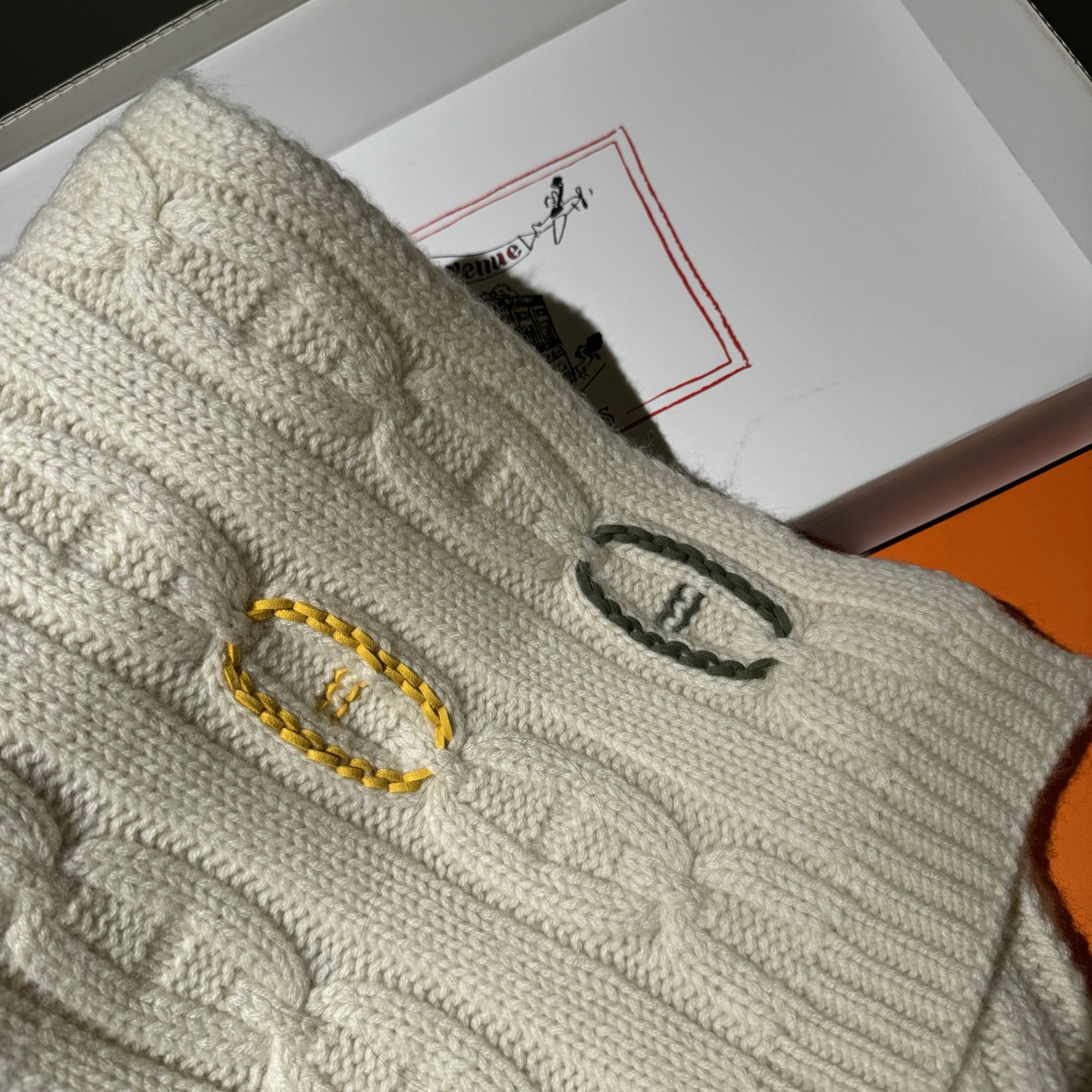 冬天必须要入的一条爱马仕围巾，真皮手工编织多彩的豬鼻🐽图案，设计经典且时尚，很是招人喜欢，一见倾心！材质