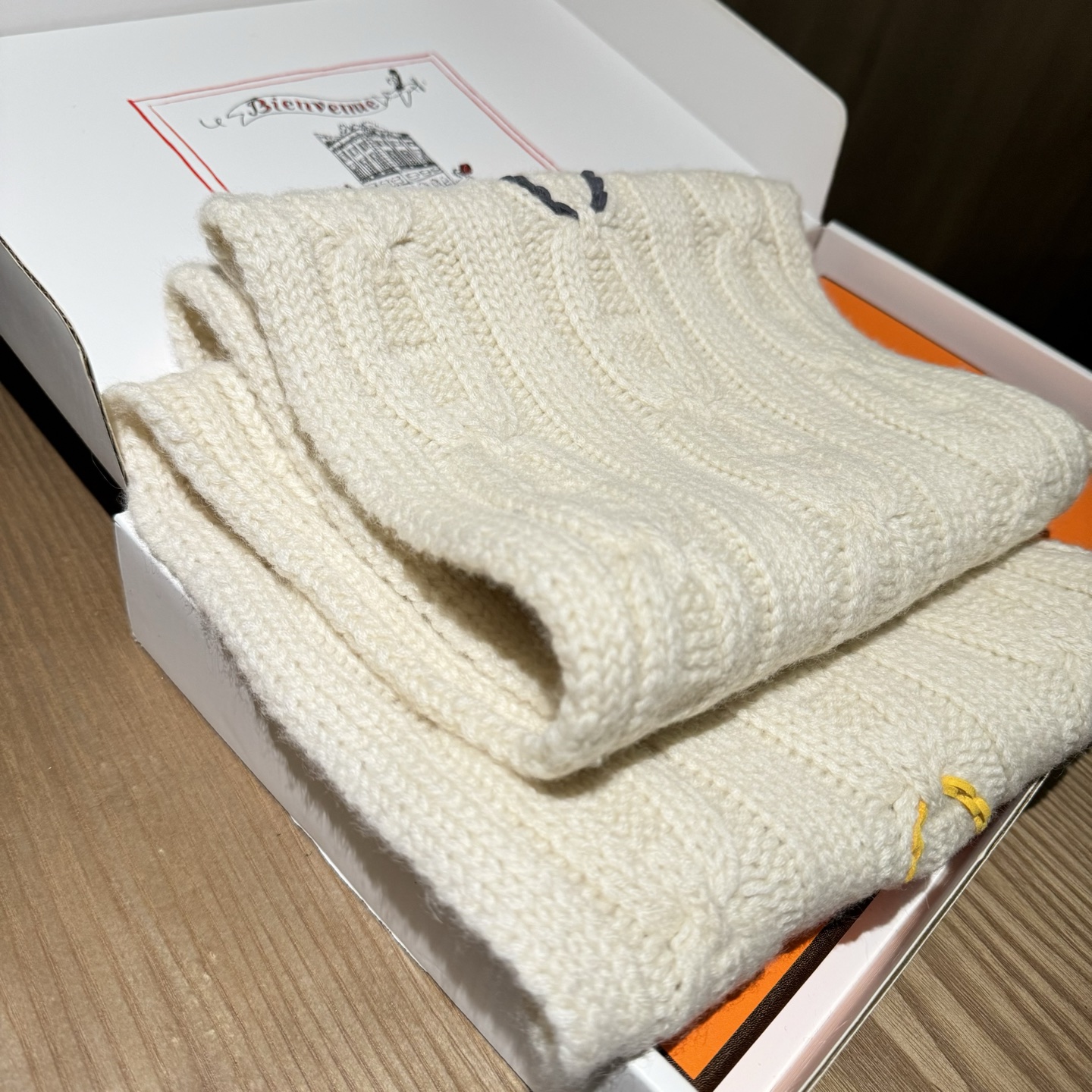 冬天必须要入的一条爱马仕围巾，真皮手工编织多彩的豬鼻🐽图案，设计经典且时尚，很是招人喜欢，一见倾心！材质