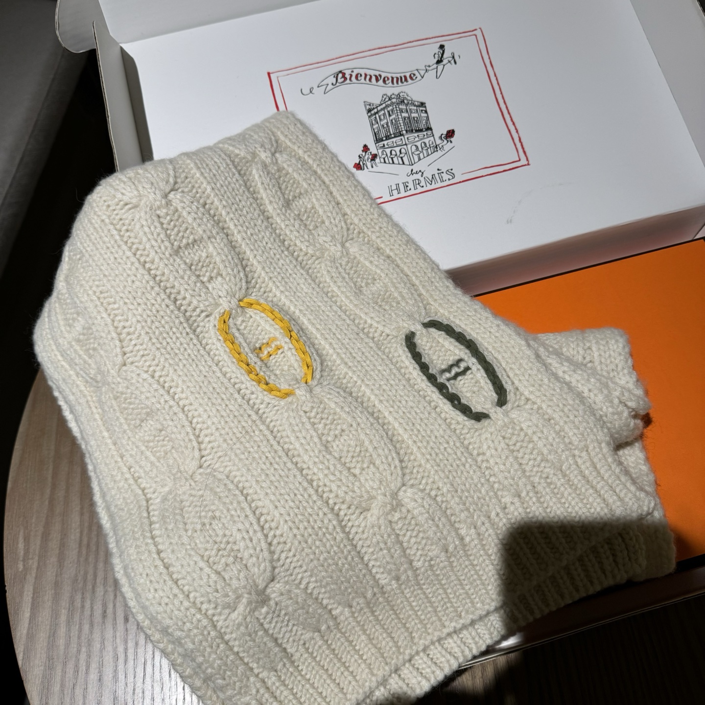 冬天必须要入的一条爱马仕围巾，真皮手工编织多彩的豬鼻🐽图案，设计经典且时尚，很是招人喜欢，一见倾心！材质