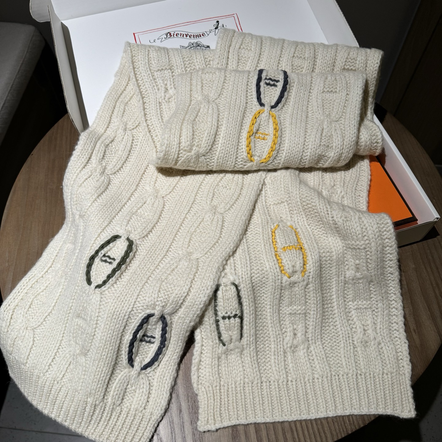 冬天必须要入的一条爱马仕围巾，真皮手工编织多彩的豬鼻🐽图案，设计经典且时尚，很是招人喜欢，一见倾心！材质