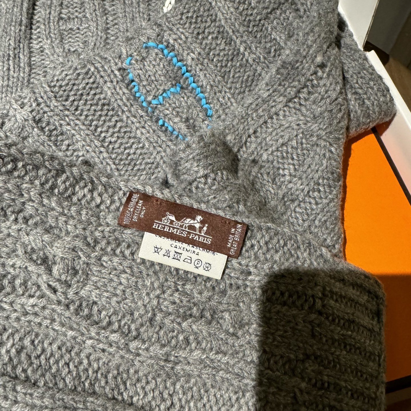 冬天必须要入的一条爱马仕围巾，真皮手工编织多彩的豬鼻🐽图案，设计经典且时尚，很是招人喜欢，一见倾心！材质