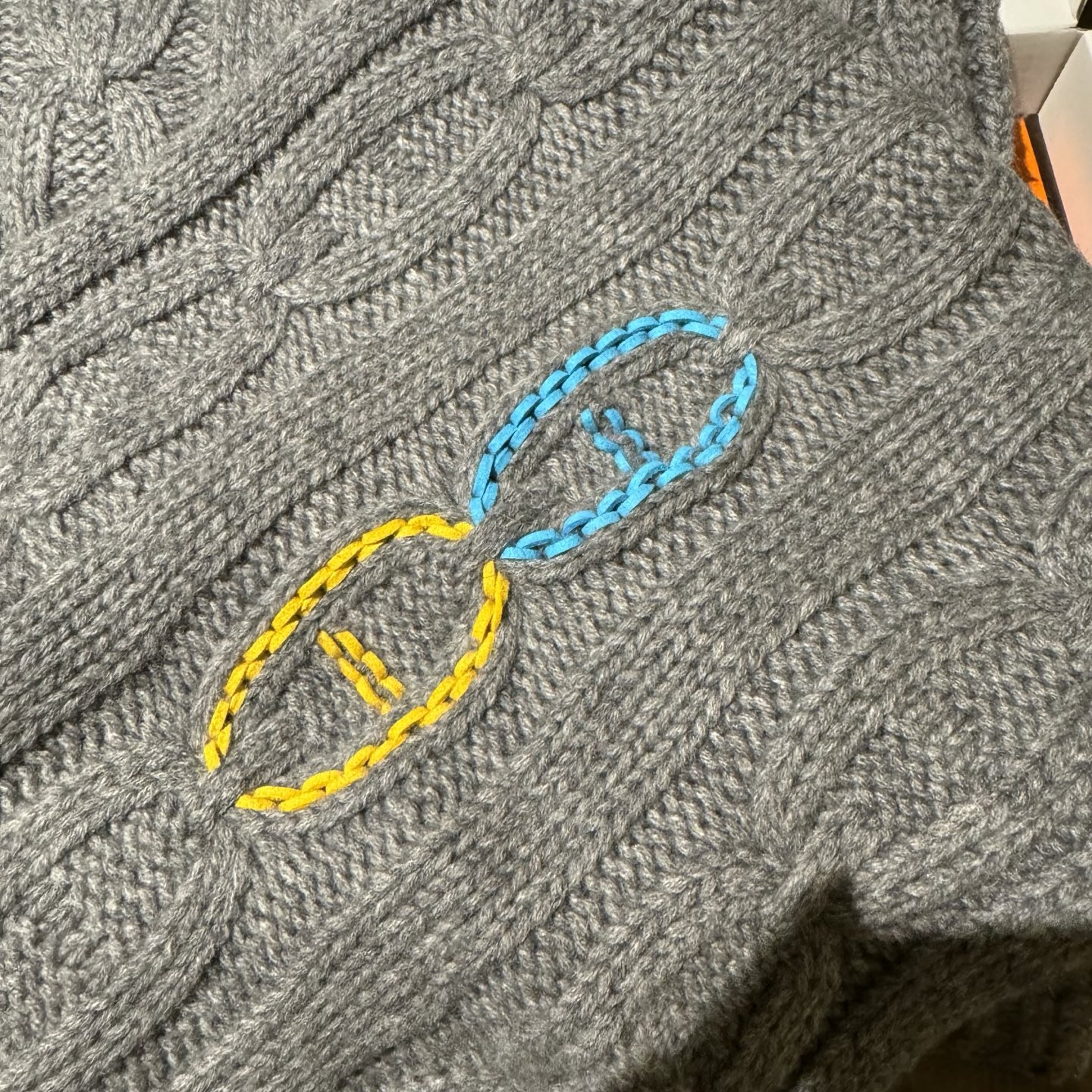 冬天必须要入的一条爱马仕围巾，真皮手工编织多彩的豬鼻🐽图案，设计经典且时尚，很是招人喜欢，一见倾心！材质