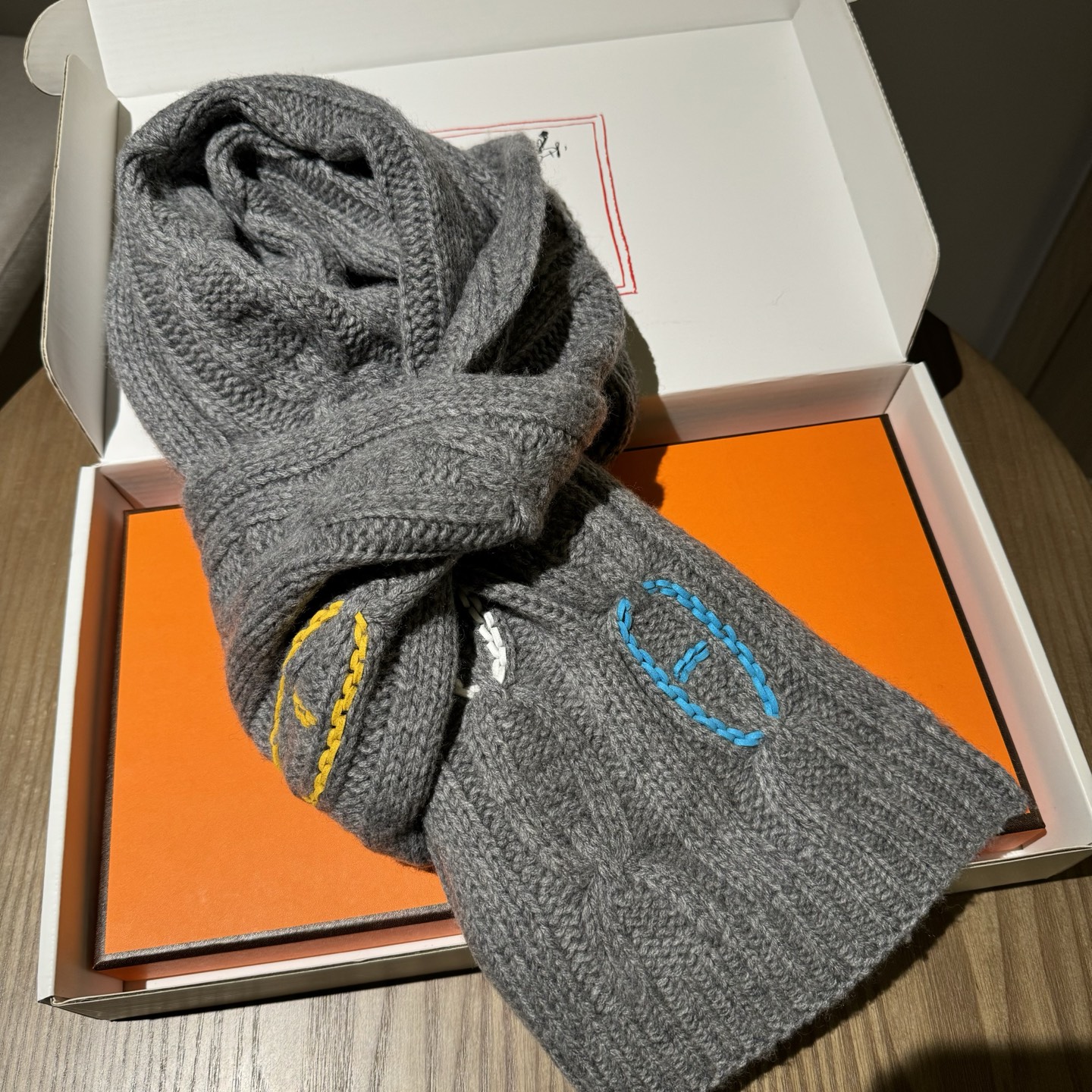 冬天必须要入的一条爱马仕围巾，真皮手工编织多彩的豬鼻🐽图案，设计经典且时尚，很是招人喜欢，一见倾心！材质