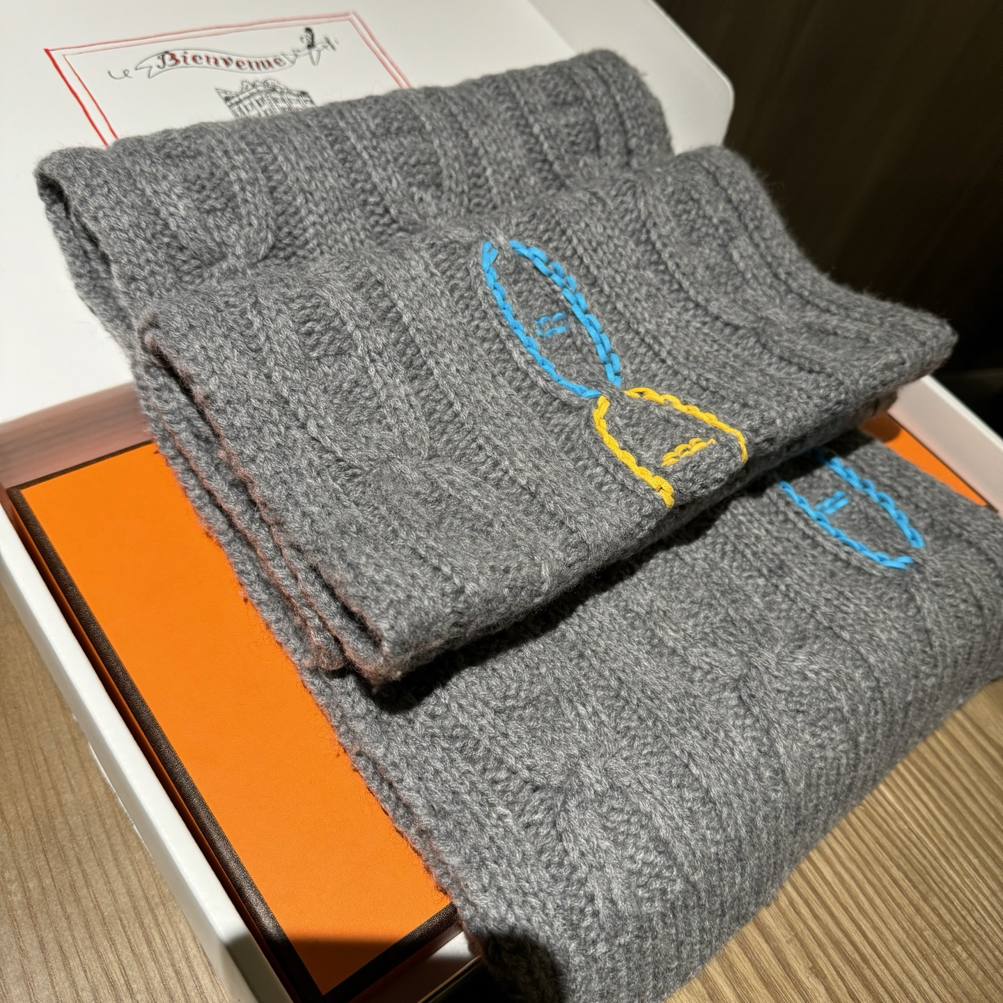 冬天必须要入的一条爱马仕围巾，真皮手工编织多彩的豬鼻🐽图案，设计经典且时尚，很是招人喜欢，一见倾心！材质