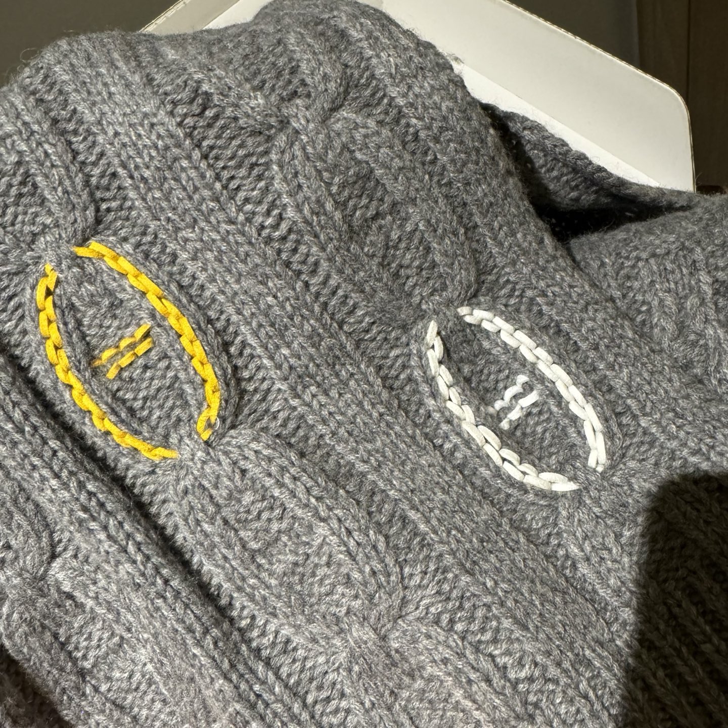 冬天必须要入的一条爱马仕围巾，真皮手工编织多彩的豬鼻🐽图案，设计经典且时尚，很是招人喜欢，一见倾心！材质