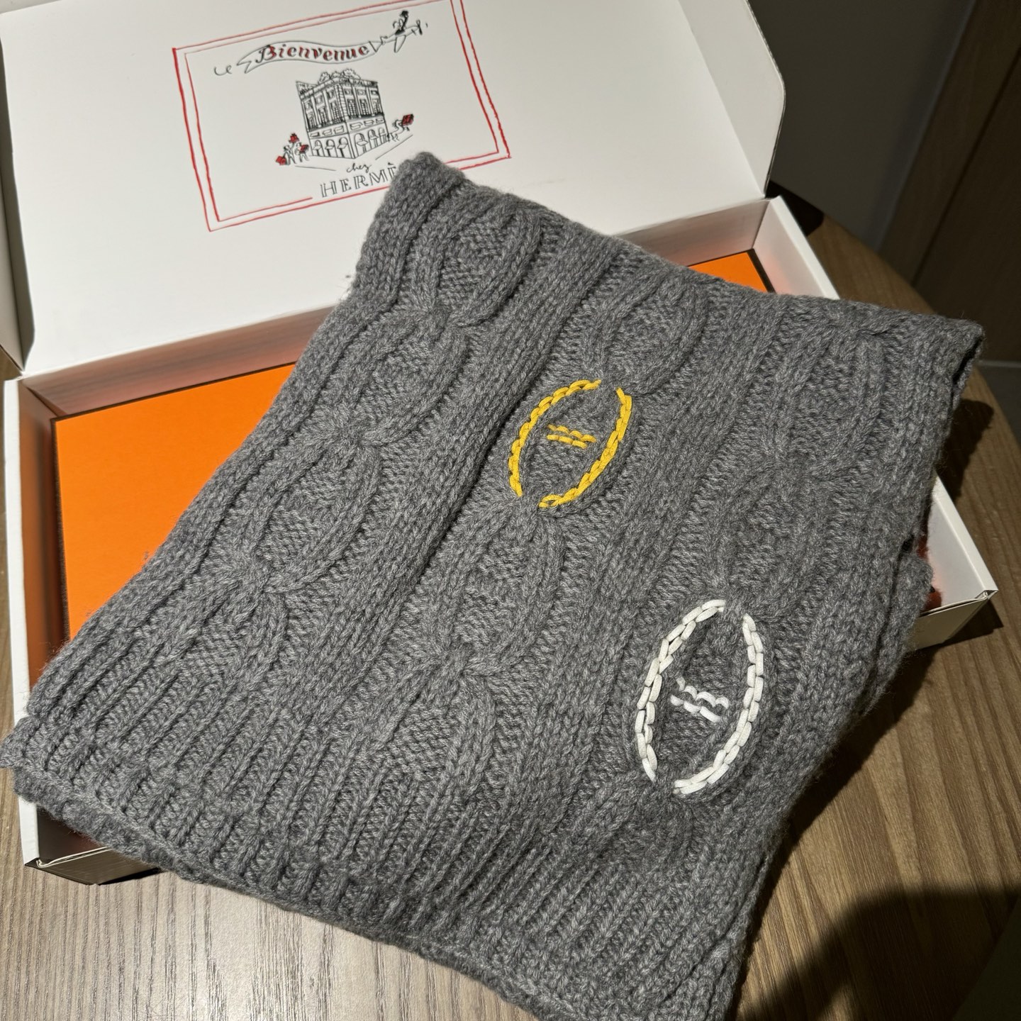 冬天必须要入的一条爱马仕围巾，真皮手工编织多彩的豬鼻🐽图案，设计经典且时尚，很是招人喜欢，一见倾心！材质