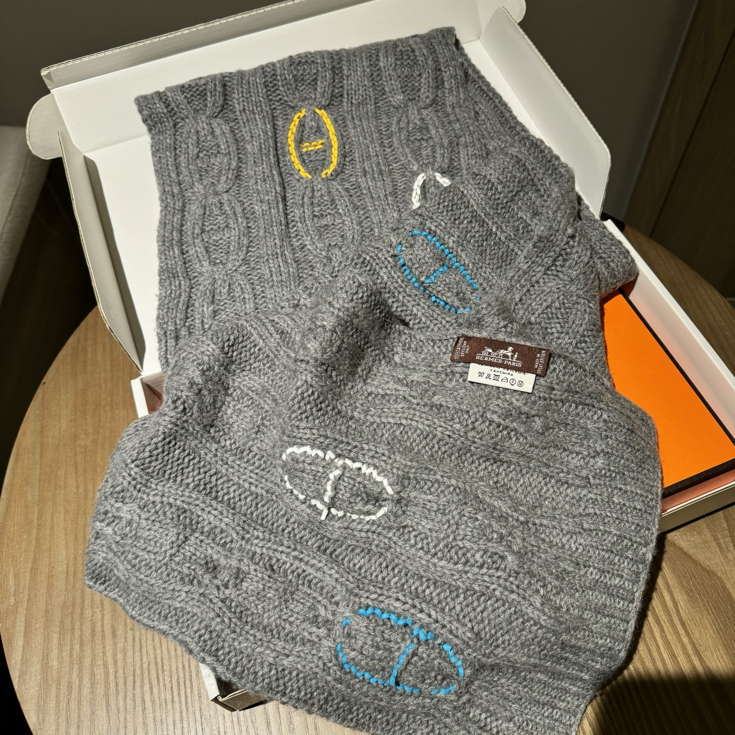 冬天必须要入的一条爱马仕围巾，真皮手工编织多彩的豬鼻🐽图案，设计经典且时尚，很是招人喜欢，一见倾心！材质