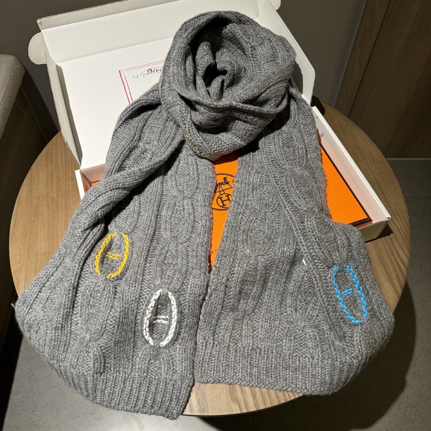 冬天必须要入的一条爱马仕围巾，真皮手工编织多彩的豬鼻🐽图案，设计经典且时尚，很是招人喜欢，一见倾心！材质