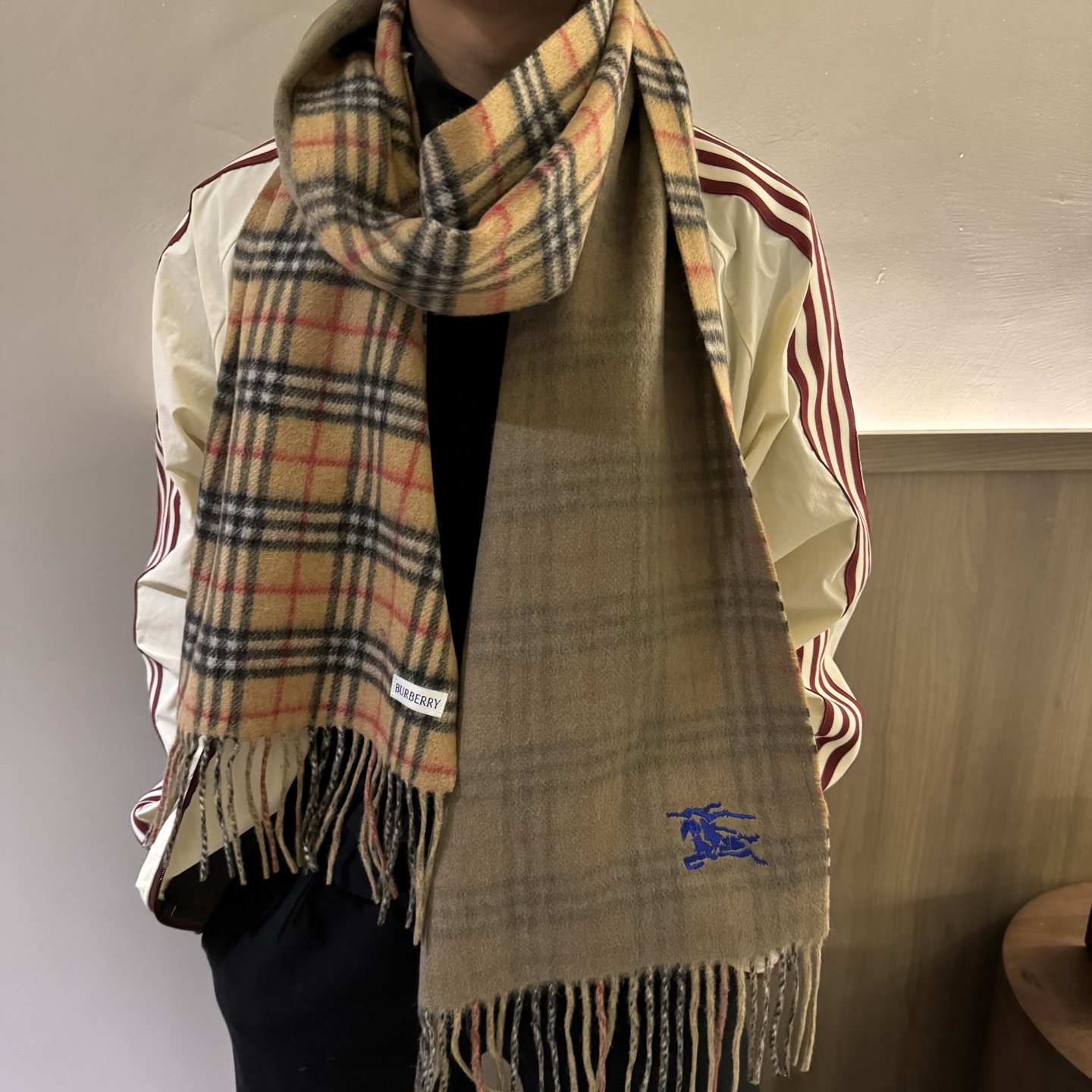 NO:603766,The latest model, double-sided plaid embroidery printed jacquard, high-density double-sided cashmere plaid scarf, ultra-difficult craftsmanship, no ordinary copy can do, original opening, exquisite details, what you see is what you get, the best choice for gifts and keeps for yourself, classic color matching, accommodates all styles, delicate touch, as soft and waxy as baby skin, specification 190*30, high version scarf, high version scarf19860909最新款 双面格子刺绣印花提花  大密度双面羊绒格子围巾 超高难度工艺 绝非一般copy能做 原版开板 精致无比的细节所见即所得 送礼自留最佳选择 经典配色 容纳的下所有风格 触感细腻 如婴儿皮肤般软糯 规格190*30 高版本围巾,高版本围巾,scarf